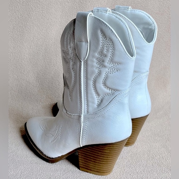 White Vegan Leather Western Booties NEW-Cowboy-Cowgirl-Faux-Heeled-Country-Boho - Picture 3 of 5